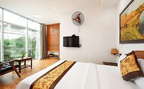 Queen Hotel Saigon Airport